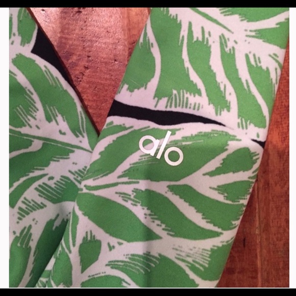 Alo Yoga Palm Springs Glowstick Capri Pant - Picture 4 of 6